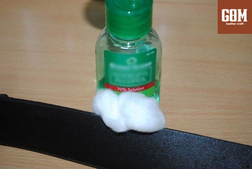 sử dụng cồn và vaseline để làm mềm đồ da